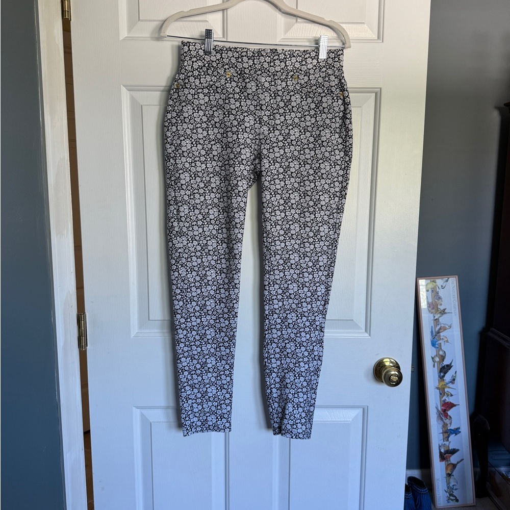 Michael Kora navy & white floral leggings. Size Small.